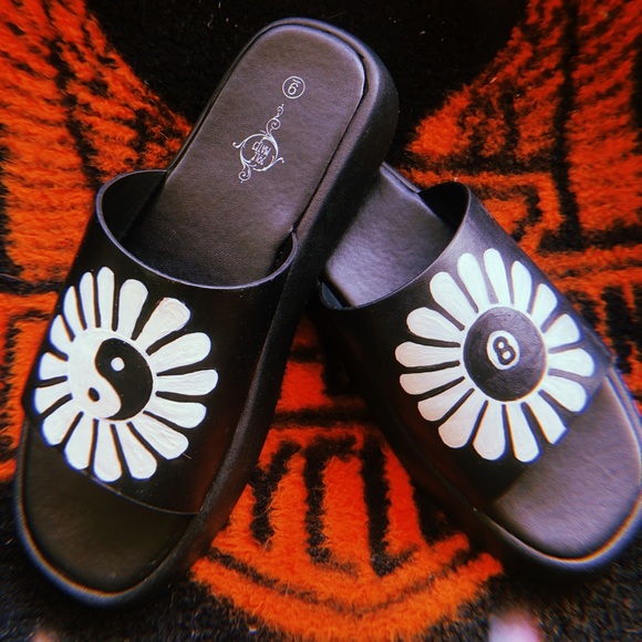 ❁ Crazy Daisy Slide Sandals ❁ - Picture 1 of 4